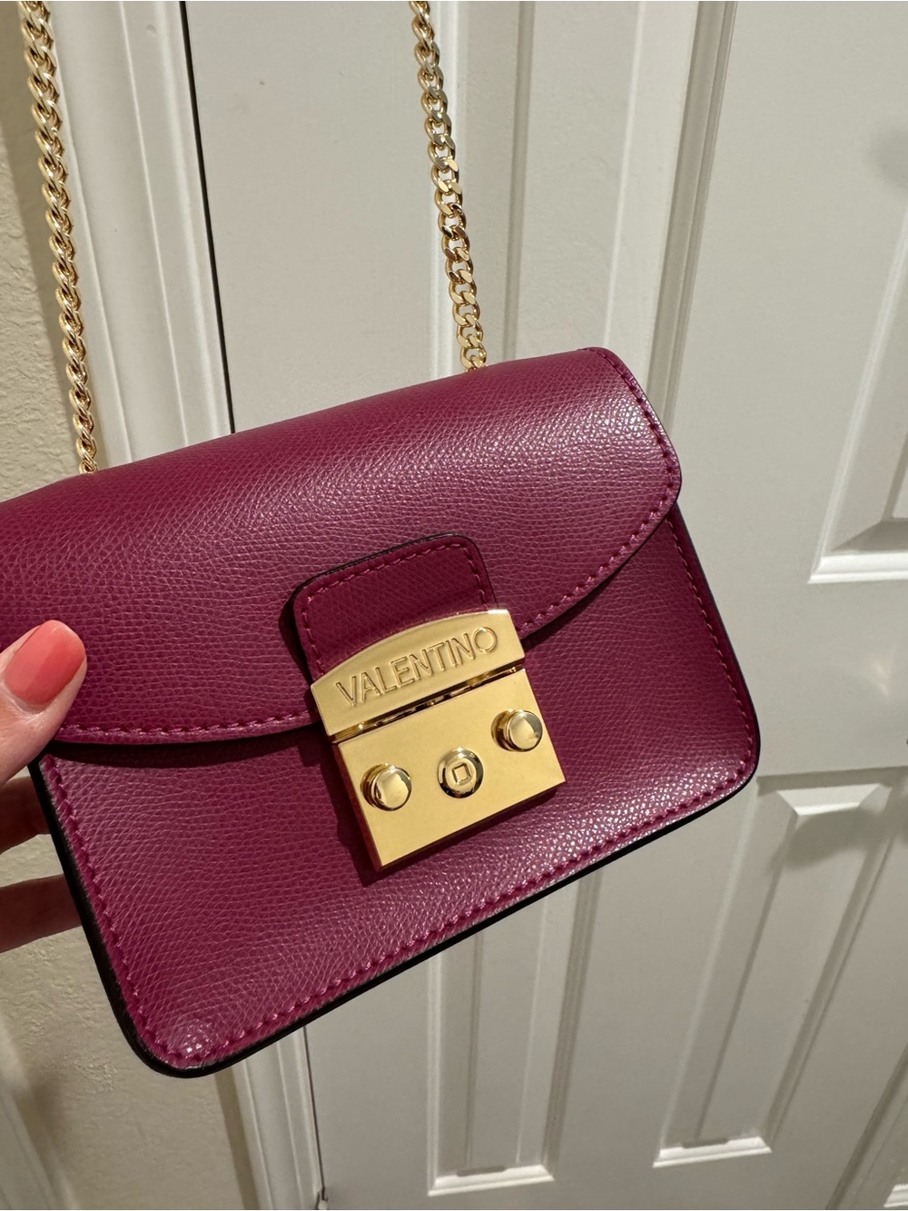 Valentino - Textured Leather Crossbody Bag in magenta